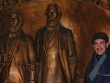 <p>Karl Marx ve Friedrich Engels (Kırgızistan’ın başkenti Bişkek)</p>